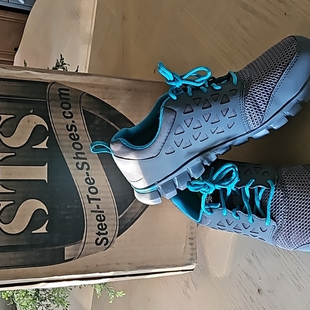 Reebok steel toe work shoe.Never worn.